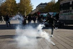デモであれるフランス、パリやニースなどに夜間外出禁止令…首相は極左勢力の暴動関与を非難