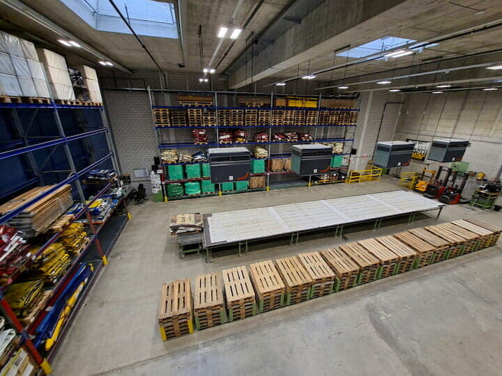 工場に運ばれたタープ