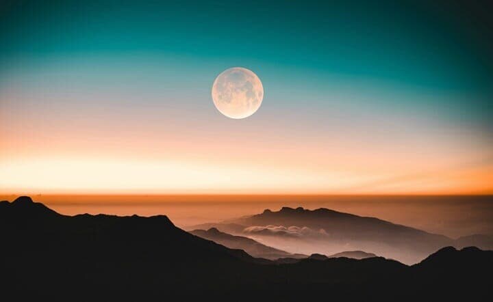 月