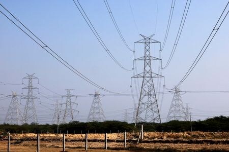 　インド電力省が１０日まとめた法案によれば、インド政府は電力小売市場を全国の民間企業に開放することを計画している。実現すれば、ほとんどの州で、国営の電力販売業者が支配的な地位を占める現状に終止符が打たれることになる。グジャラート州ムンドラで２０２４年１１月撮影（２０２５年　ロイター／Amit Dave）