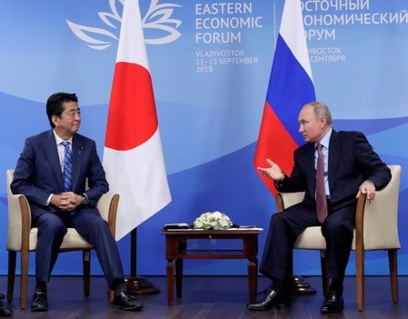 　　９月１２日、ロシアのプーチン大統領（写真右）は、安倍首相に対し、年末までに平和条約を締結することを提案した。ウラジオストクで代表撮影（２０１８年　ロイター/ Valery Sharifulin/TASS Host Photo Agency）