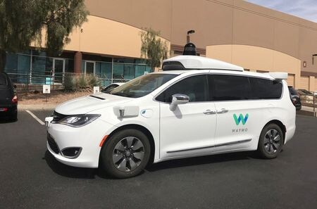 　５月１４日、米グーグル親会社アルファベット傘下で自動運転事業を行うウェイモは、ソフトウエアを更新し、チェーンやゲートなどの道路の障害物に衝突するリスクに対処するために、自動運転車１２００台余りをリコール（回収・無償修理）する。アリゾナ州チャンドラーで２０１８年３月撮影（２０２５年　ロイターF/Heather Somerville）