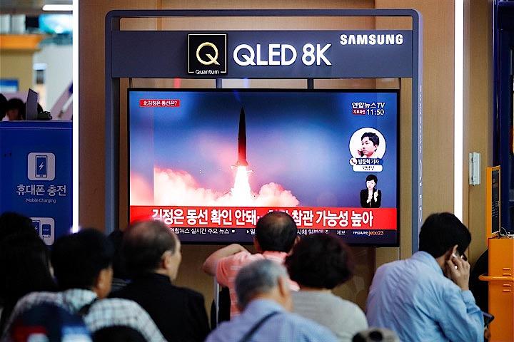 聯合ニュースによると、北朝鮮は黄海南道から東に向けて2発の飛翔体を発射した。韓国軍合同参謀本部の情報として報じた。写真は北朝鮮による短距離弾道ミサイル発射のニュースをテレビで見る人々。ソウルで7月31日撮影（2019年　ロイター/Kim Hong-Ji）
