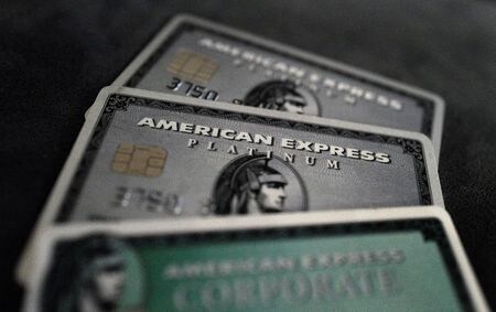 米クレジットカード大手アメリカン・エキスプレス（アメックス）は２２日、通期の純収入を２３─２５％増と予測し、従来の１８─２０％増から引き上げた。２０１６年３月撮影（２０２２年　ロイター/Kai Pfaffenbach/File Photo）