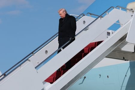 エアフォース・ワンを降りるトランプ大統領、18日撮影　REUTERS/Kylie Cooper