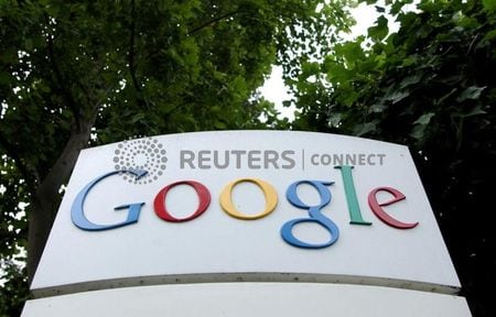 　１０月２５日、インドの独占禁止当局であるインド競争委員会（ＣＣＩ）は、米アルファベット傘下グーグルに対し、アプリ開発業者による外部決済サービスの利用を認めるよう命じ、利用を認めていないのは非競争的行為に当たるとして１億１３００万ドルの罰金を科した。写真はグーグルのロゴ。カリフォルニア州 で２００４年８月撮影（２０２２年　ロイター／Clay McLachlan）