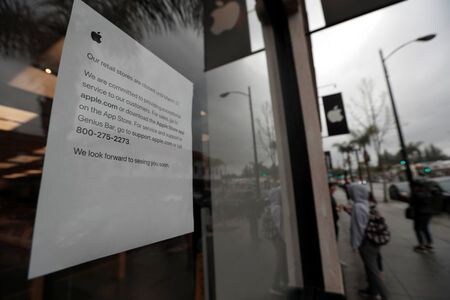 　米アップル<AAPL.O>は１３日、新型コロナウイルスの感染拡大を防ぐため、グレーターチャイナ（中華圏）を除く世界の直営店を２７日までの２週間、一時閉鎖すると発表した。オンラインでの販売は継続する。カリフォルニア州で１４日撮影（２０２０年　ロイター/Mario Anzuoni）