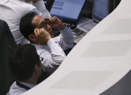 　２月１９日、寄り付きの東京株式市場で、日経平均株価は前営業日比１４６円４０銭安の１万６０５０円４０銭と反落した。東証で９日撮影（２０１６年　ロイター／Issei Kato）