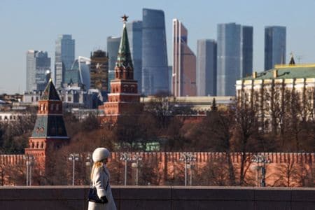 ５月１３日、  ロシア経済は、戦時体制への切り替えや西側諸国の制裁によって足場が弱まり続けている――。スウェーデンのストックホルム移行経済研究所（ＳＩＴＥ）は１３日、欧州連合（ＥＵ）財務相会合向けにまとめた報告書を公表し、こうした見解を示した。モスクワで２月撮影（２０２５年　ロイター/Evgenia Novozhenina）