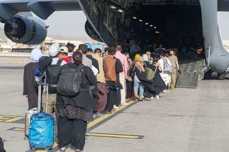 米政府がアフガニスタンの首都カブールから退避する航空機を欧州にも着陸させる計画と、米政府高官がロイターに対し明らかにした。写真は８月１８日、カブールの空港で撮影（２０２１年　ロイター／U.S. Marine Corps/Lance Cpl. Nicholas Guevara/Handout via REUTERS）