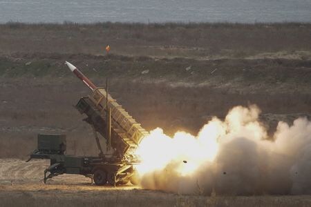 米ホワイトハウス国家安全保障会議（ＮＳＣ）のカービー戦略広報調整官は２０日、ウクライナへの地対空ミサイルシステム「パトリオット」（写真）供与を優先させるとし、他国への供与計画を見直すと明らかにした。２０２３年１１月撮影。提供写真（２０２４年　ロイター/Inquam Photos/George Calin via REUTERS）