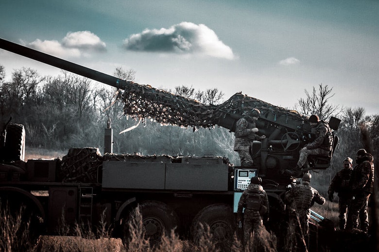 155ミリ榴弾砲を搭載したウクライナ軍戦車（2023年12月、シベルスク）　PHOTOGRAPH BY TAKASHI OZAKI