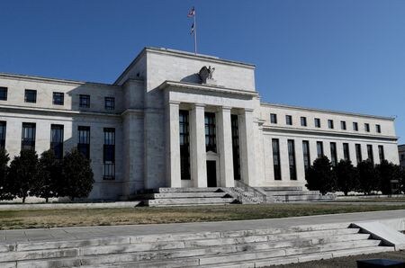 １日に発言した米連邦準備理事会（ＦＲＢ）の２当局者は、根強いインフレを示す最近の指標や雇用市場の堅調継続を踏まえ、金利を一段と制約的な水準に引き上げるべきか、辛抱強く高水準の金利を長期間維持するべきかで見解が分かれた。２０１９年３月撮影（２０２３年　ロイター/Leah Millis/File Photo）
