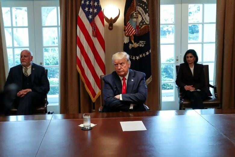 米国務省の報道官は、新型コロナウイルス流行を踏まえ、世界の大半の国の米大使館・領事館で、通常の移民・非移民ビザ（査証）発給業務を停止すると発表した。写真はホワイトハウスで看護師らとの会合に臨むトランプ米大統領（2020年　ロイター/Leah Millis）