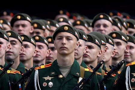　ロシア大統領府は１日、プーチン大統領が軍の最大兵員数を１７万人増やす大統領令に署名したと発表した。写真はパレードのリハーサルをするロシア兵たち。２０２１年５月撮影（２０２３年　ロイター/Maxim Shemetov）