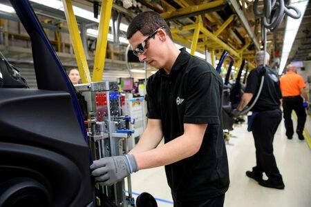 ３月２日、ＩＨＳマークイット／ＣＩＰＳが発表した２月の英製造業購買担当者景気指数（ＰＭＩ）改定値は５１．７で、前月の５０．０から上昇した。写真は英オックスフォード近郊の自動車工場で２０１６年６月代表撮影（２０２０年　ロイター）