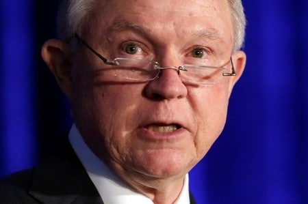 　６月２１日、セッションズ米司法長官（写真）が、ワシントンを拠点とするチャールズ・クーパー氏を外部弁護士に起用したと、司法省報道官が２０日明らかにした。クーパー氏はセッションズ氏の長年の友人だという。写真はメリーランド州ベセスダで２０日撮影（２０１７年　ロイター／Yuri Gripas）