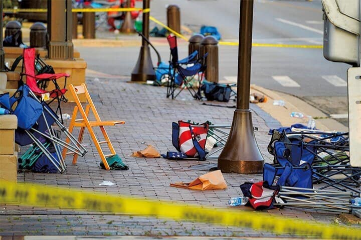 止まらない自己破壊の連鎖（事件翌日のハイランドパーク）　CHENEY ORRｰREUTERS