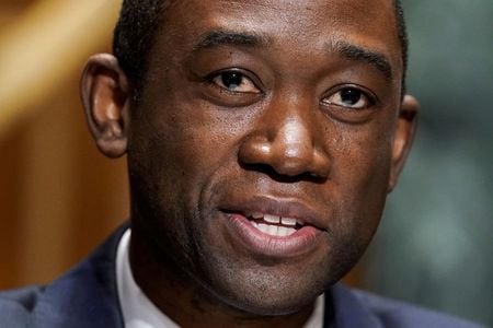 　３月１日、バイデン米大統領が財務副長官に指名したワリ―・アデエモ氏（写真）は上院財政委員会の議員からの質問に書面で回答し、イランやロシアなどに対する米制裁の実効性を厳密に確保する決意を表明した。写真は２月ワシントンでの代表撮影（２０２１年／ロイター）