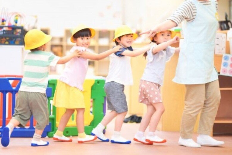 保育士・幼稚園教員は子どもの人間形成の初期に関わり、かつ幼い命を預かる重責も伴う　photoAC