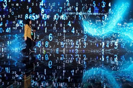 中国共産党の機関紙・人民日報は４日、中国はインターネットの危険性から未成年者を一層保護すべきだとする論説記事を掲載した。写真は、中国浙江省で開催された世界インターネット会議の会場に設置されたスクリーン。2019年10月20日に撮影。（2021年　ロイター／Aly Song）