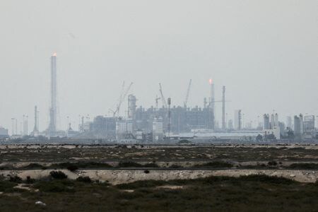　カタールの国営石油大手カタール・エナジーの最高経営責任者（ＣＥＯ）を務めるカアビ・エネルギー担当国務相は１９日、イランの攻撃で液化天然ガス（ＬＮＧ）輸出能力の１７％が停止したと明らかにした。写真はカタールのラスラファン工業都市で２日撮影（２０２６年　ロイター）