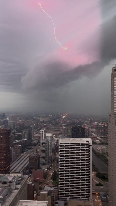 写真は落雷の様子。8月11日、米イリノイ州シカゴで撮影。Nick Wojcicki提供。REUTERS