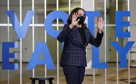 米民主党副大統領候補のカマラ・ハリス氏は、選挙スタッフの１人が新型コロナウイルス検査で陽性反応を示したため、１８日まで遊説活動を取りやめる。アリゾナ州フェニックスで８日撮影（２０２０年　ロイター/KEVIN LAMARQUE）