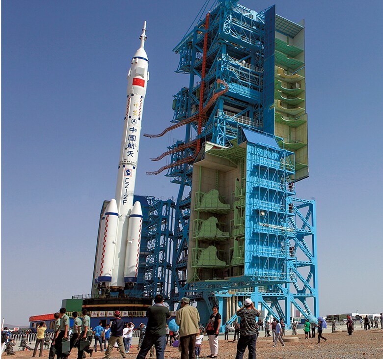 打ち上げ前の宇宙船「神舟10号」と「長征2号F」ロケット（中国・甘粛省の酒泉衛星発射センター）　Stringer-REUTERS