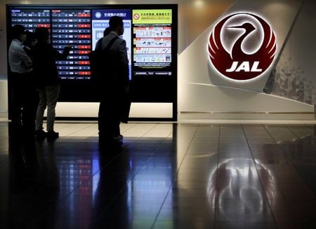 日本航空は６月２３日、国内の主要１０空港で電力供給などを行うエージーピー（ＡＧＰ）に対する豪金融大手マッコーリー・グループ関連ファンドによる株式公開買い付け（ＴＯＢ）について、保有株を応募する予定はないと発表した。写真は同社のロゴ。２０２０年１０月、羽田空港で撮影（２０２５年　ロイター/Issei Kato）