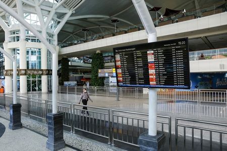 　９月８日、東南アジアの人気リゾート地が、新型コロナウイルス感染の再拡大に打撃を受けている。写真はほとんど人気のない空港の様子。バリ島で４月撮影（２０２０年　ロイター／Johannes P. Christo）