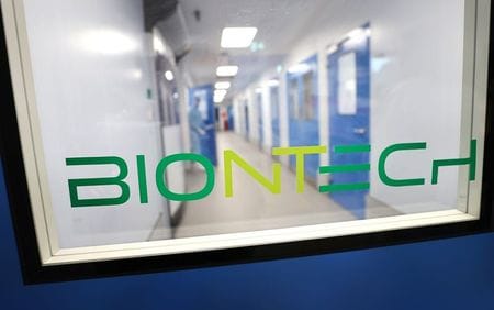　５月１０日　ドイツのバイオ医薬会社ビオンテックはシンガポールに東南アジア本社を設置するほか、メッセンジャーＲＮＡ（ｍＲＮＡ）技術に基づいたワクチンの新たな生産拠点を建設する計画を発表した。写真はモデルナのワクチン実験施設。３月２７日、マールブルグで撮影（２０２１年　ロイター/Kai Pfaffenbach）