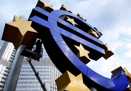 欧州中央銀行（ＥＣＢ）のデギンドス副総裁は１０日、他の中央銀行の動きに関係なく、ＥＣＢはインフレ率が目標の２％で安定すると判断した場合にのみ、政策金利を引き上げると述べた。２０１１年１２月撮影（２０２２年　ロイター/Ralph Orlowski）
