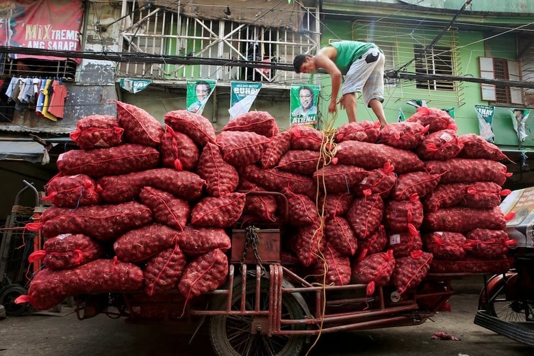 かつてはマニラの市場に過積載された玉ねぎが運ばれる姿が見られたが……　Romeo Ranoco / REUTERS