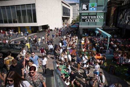 英国で新型コロナウイルス感染が再拡大している。１日当たりの新規感染者数は１８日に４万９１５６人と、コロナ規制が全面的に解除される数日前に当たる７月１７日以来の最多を記録した。ロンドンで６月撮影（２０２１年　ロイター/Henry Nicholls）