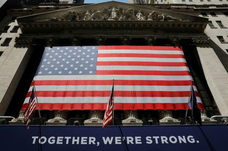 新型コロナウイルスの感染拡大を受けて世界の経済活動が止まった２カ月ほど前には考えられなかったことだが、米Ｓ＆Ｐ総合５００種は２６日、心理的な節目の３０００ポイントを一時的に突破した。写真はニューヨーク証券取引所。５月２６日撮影（２０２０年　ロイター/Lucas Jackson）