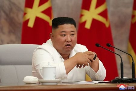 　７月２０日、北朝鮮の朝鮮中央通信は、金正恩朝鮮労働党委員長が病院の建設現場を視察し、人民に負担を強いているとして責任者の交代を指示したと報じた。提供写真（２０２０年　ロイター／KCNA）