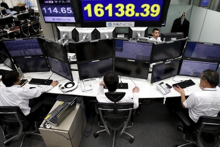 ２月９日、日欧のマイナス金利政策による金融機関の収益圧迫に警戒感が台頭してきた。写真は都内のトレーディングルーム（２０１６年　ロイター/YUYA SHINO）