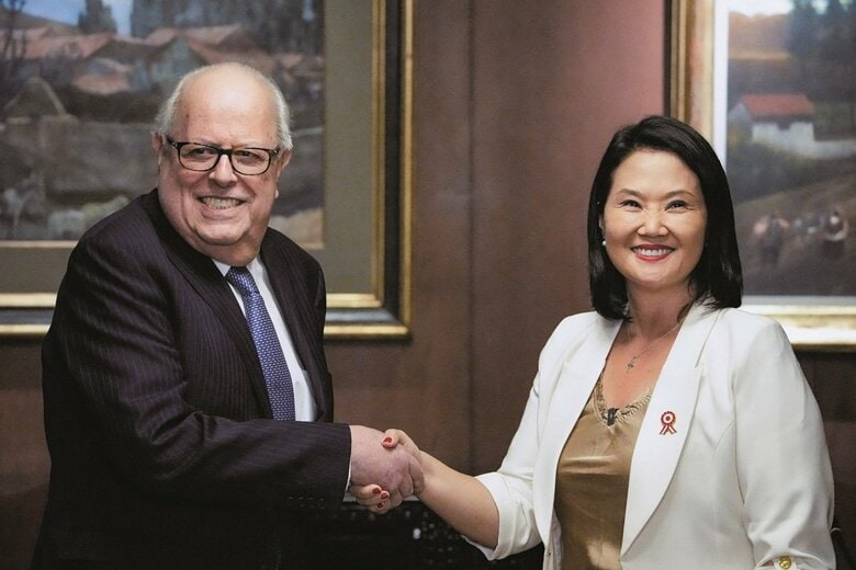 フリオ・ベラルデ総裁とケイコ・フジモリ大統領　ANGELA PONCEーREUTERS