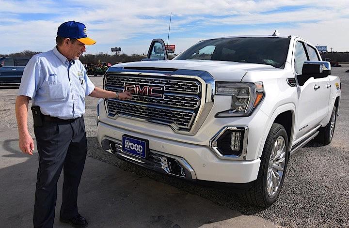 米国での自動車需要が低下するとしても、米ビッグスリーは大型化・高級化の進むピックアップトラックを買い続けてくれる顧客に期待を寄せている。写真は４日、テキサス州ディケーターで、ミッキー・マクマスターさんと、彼の１２台目となる新しいピックアップトラック「ＧＭＣデナリ」（２０１９年　ロイター/Nick Carey）