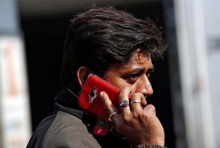 　１月３１日、インド政府は一部の携帯電話部品について輸入関税を１５％から１０％に引き下げた。コルカタで２０１７年撮影（２０２４年　ロイター/Rupak De Chowdhuri）