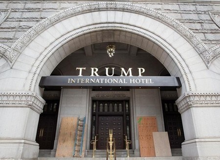 　１０月４日、米大統領選の共和党候補で不動産王のドナルド・トランプ氏が長期間にわたり所得税を支払っていなかった可能性があることについて、米国人の半数近くが、「頭がいい」と考えていることが分かった。写真はトランプ・インターナショナル・ホテルの入り口。ワシントンで２日撮影（２０１６年　ロイター/Joshua Roberts）