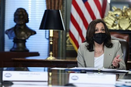 　ハリス米副大統領は８月１２日、ソフトウエア大手マイクロソフトや手作り品の電子商取引サイトを運営するエッツィ―を含む７社の最高経営責任者（ＣＥＯ）と会合を開き、国全体の競争力向上における手頃な保育サービスの重要性を強調した。ワシントンで撮影（２０２１年　ロイター/Jonathan Ernst）