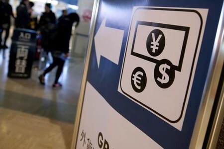 ８月１８日、終盤のニューヨーク外為市場では、ドルが下落し、ユーロに対して一時約８週間ぶりの安値を付けた。成田空港で３月撮影（２０１６年　ロイター/YUYA SHINO）