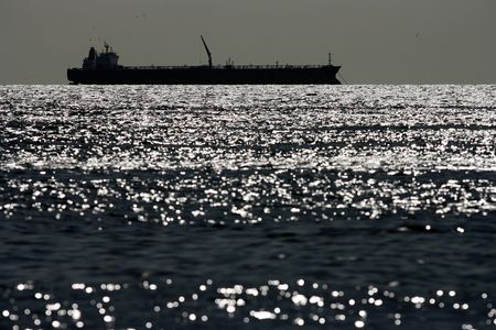 ベネズエラ西部マラカイボ湖の石油タンカー、2008年撮影 REUTERS/Jorge Silva