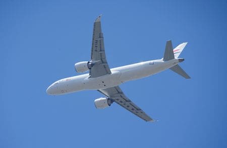 　中国東方航空は５月２８日、同国初の国産単通路旅客機「Ｃ９１９」の運航を開始した。第１便の搭乗客はおよそ１３０人だった。同日、上海空港の上空で撮影（２０２３年　ロイター/Aly Song）