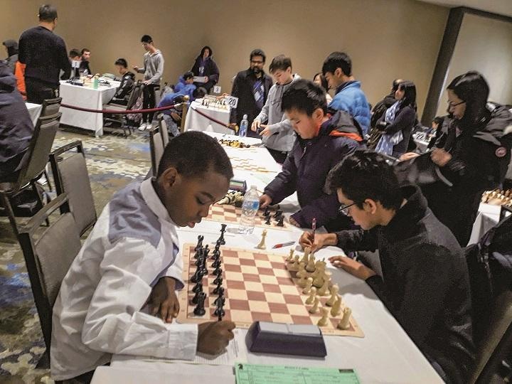 少なくとも1日8～9時間はチェスをプレーするというアデウミ（左）　KAYODE ADEWUMI