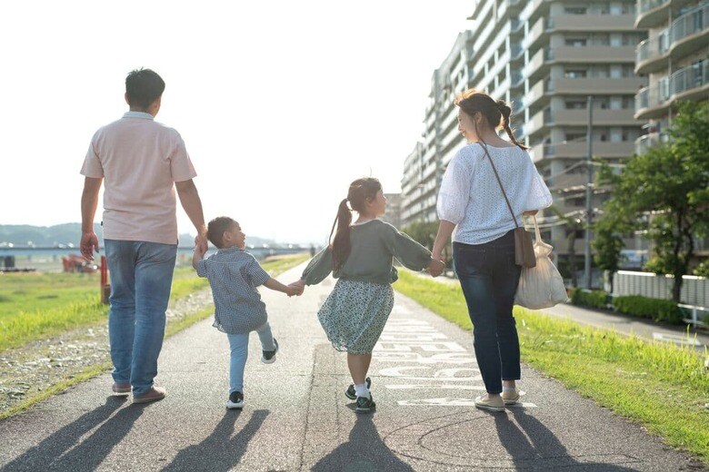 この15年の子育て世帯の収入状況の変化は著しい（画像はイメージ写真）　monzenmachi/iStock.