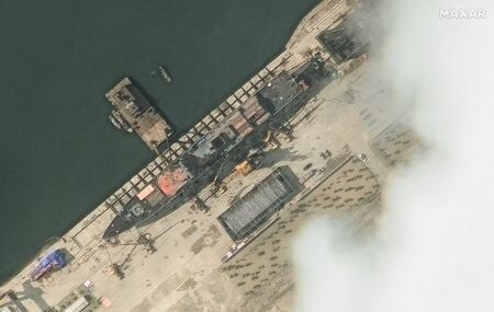 北朝鮮国営の朝鮮中央通信（ＫＣＮＡ）は５月２３日、東部・清津で２１日に開かれた駆逐艦進水式で発生した事故について本格的な調査を開始したと伝えた。写真は進水前に港に停泊する北朝鮮の駆逐艦を撮影した衛星画像。１８日撮影のMaxar Technologies提供写真（２０２５年　ロイター）