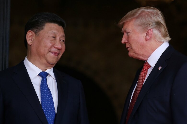 2017年4月6日、アメリカ・フロリダ州パームビーチのマール・ア・ラーゴで、中国の習近平国家主席を出迎えるドナルド・トランプ大統領　REUTERS/Carlos Barria